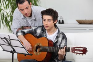 5 bonnes raisons d’apprendre à jouer de la guitare, surtout la dernière !